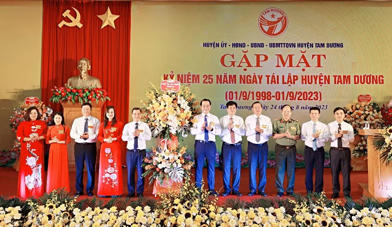Các đồng chí lãnh đạo tỉnh Vĩnh Phúc chúc mừng huyện Tam Dương.