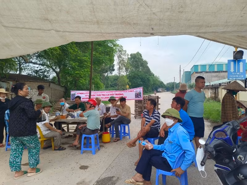 Người dân chặn lối vào nhà máy gạch.