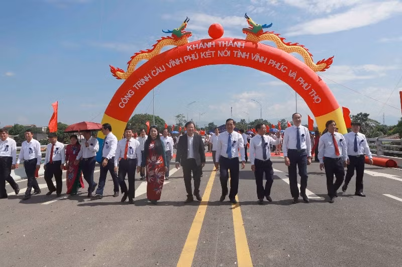 Lãnh đạo hai tỉnh thăm cầu mới.