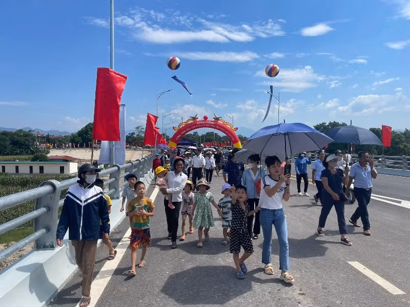Nhân dân hai tỉnh phấn khởi vì có cây cầu mới. Nhân dân hai tỉnh phấn khởi vì có cây cầu mới.
