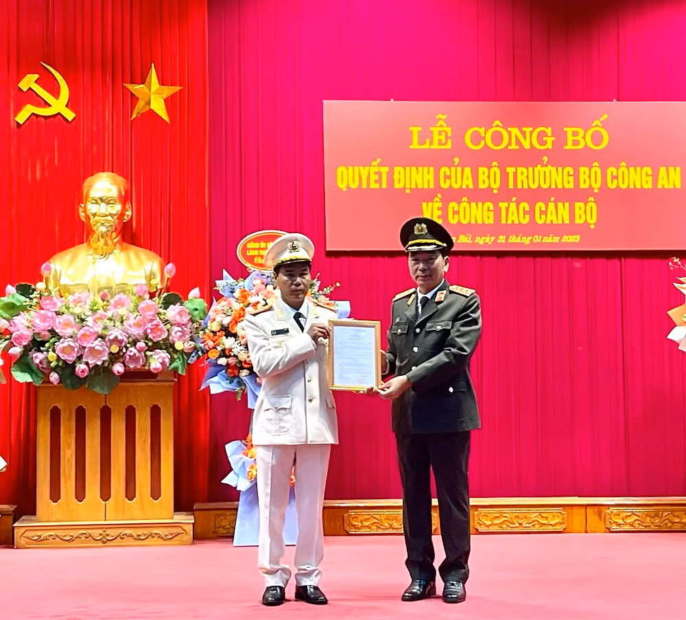 Thượng tướng Trần Quốc Tỏ trao Quyết định bổ nhiệm Giám đốc công an tỉnh Yên Bái đối với Đại tá Lê Việt Thắng.