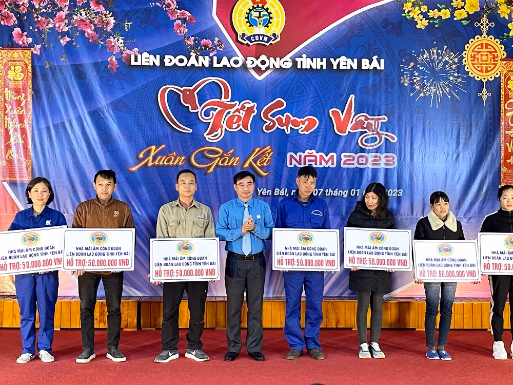 Trao 7 nhà “Mái ấm công đoàn” cho các hộ công nhân nghèo