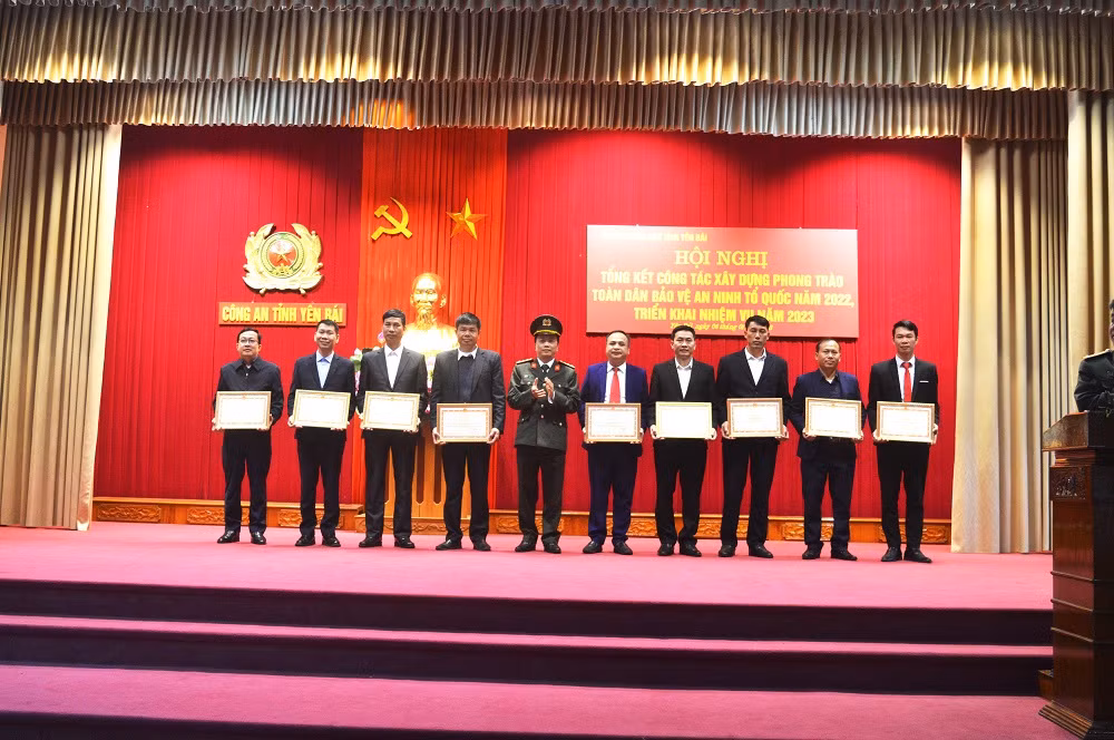 Đại tá Đặng Hồng Đức, Giám đốc Công an tỉnh Yên Bái thừa ủy quyền của Bộ trưởng Công an trao Bằng khen cho các tập thể.