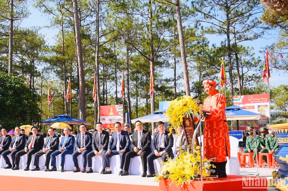 Đồng chí Trần Đức Quận - Ủy viên Trung ương Đảng, Bí thư tỉnh Ủy, Chủ tịch Hội đồng nhân dân tỉnh Lâm Đồng đọc Chúc văn tưởng niệm các Vua Hùng.