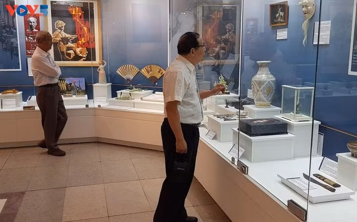 Các đại biểu xem trưng bày. (Ảnh: Ngọc Anh/ VOV5)