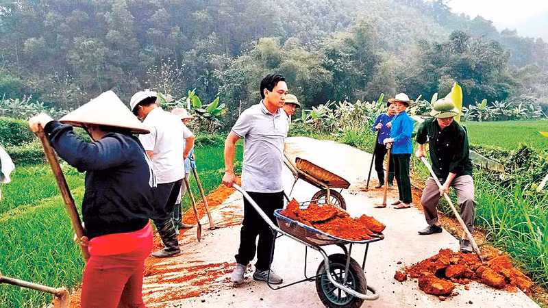  Cán bộ huyện Yên Bình (tỉnh Yên Bái) tham gia tu sửa đường giao thông nông thôn trong hoạt động "Ngày cuối tuần cùng dân" tại thôn Nà Ké, xã Ngọc Chấn. (Ảnh: Thanh Sơn)