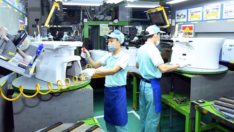 Lao động tại Công ty Toto Việt Nam, khu công nghiệp Thăng Long, Hà Nội. (Ảnh: MINH HÀ)