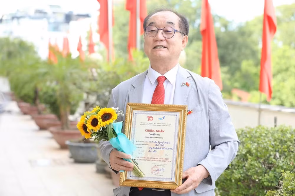 Giáo sư Ahn Kyong-Hwan, Công dân Danh dự Thủ đô Hà Nội đạt Giải Đặc biệt Cuộc thi viết “Hà Nội trong tôi” năm 2024. (Ảnh do nhân vật cung cấp) Giáo sư Ahn Kyong-Hwan, Công dân Danh dự Thủ đô Hà Nội đạt Giải Đặc biệt Cuộc thi viết “Hà Nội trong tôi” năm 2024. (Ảnh do nhân vật cung cấp)