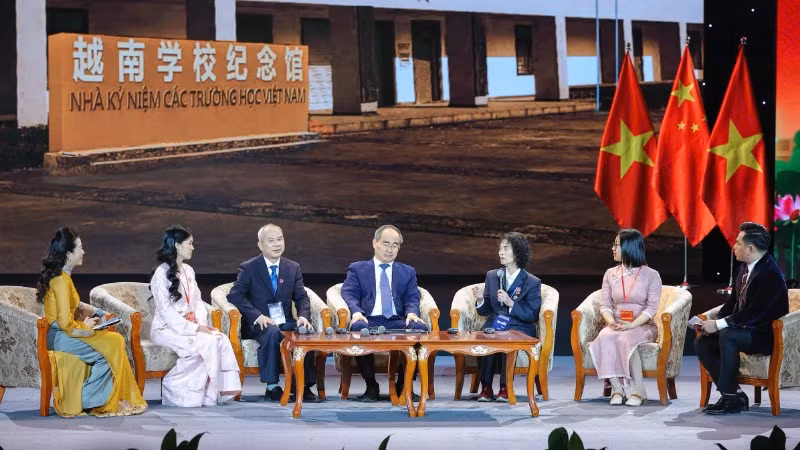 Bà Lư Mỹ Niệm (thứ 3 từ phải sang) giao lưu tại chương trình "Gặp gỡ lưu học sinh, sinh viên Việt Nam-Trung Quốc các thời kỳ” tại Hà Nội ngày 20/3 vừa qua