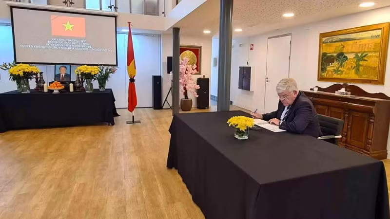 Ông Jan van Zanen, Thị trưởng thành phố The Hague ghi sổ tang. (Ảnh: Đại sứ quán Việt Nam tại Hà Lan)