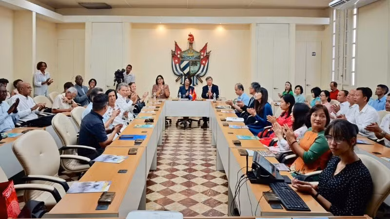 Các đại biểu tham dự Lễ ra mắt bộ môn nghiên cứu về Hồ Chí Minh tại Đại học La Habana. (Ảnh: Đại sứ quán Việt Nam tại Cuba)