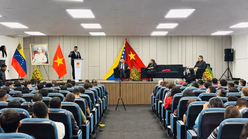 Toàn cảnh Lễ mít tinh tại Trường đào tạo cán bộ lãnh đạo thanh niên quốc tế “Antonio Jose de Sucre”, thủ đô Caracas (Ảnh: Đại sứ quán Việt Nam tại Venezuela)