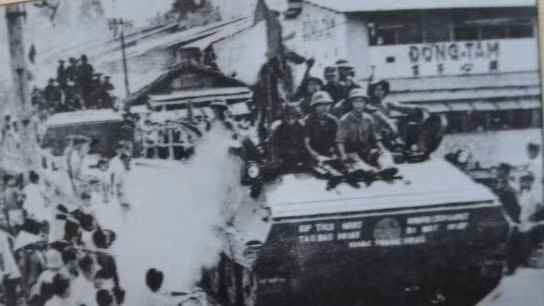 Nhân dân Lái Thiêu hân hoan đón chào bộ đội về giải phóng quê hương. (Ảnh do Thượng tướng Nguyễn Huy Hiệu cung cấp)