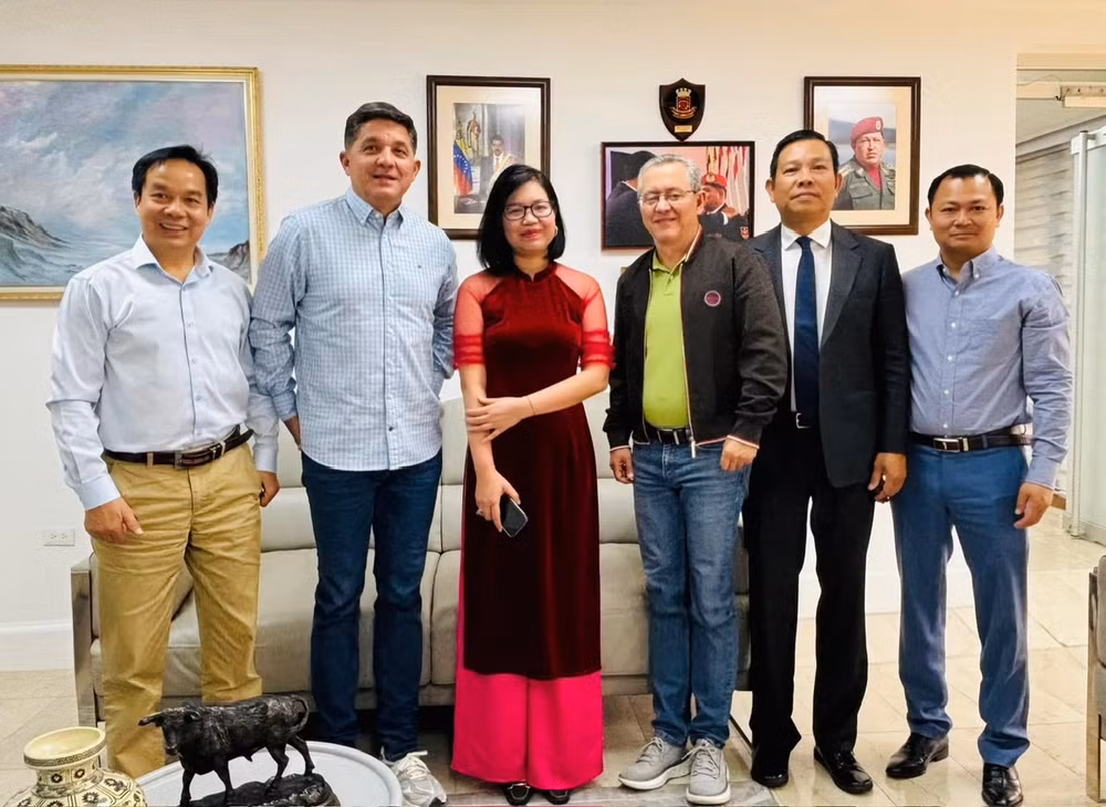Bộ trưởng Bộ Nông nghiệp và Đất đai Julio Leon (thứ 3 từ trái qua) tiếp Đoàn doanh nghiệp Việt Nam. (Ảnh: Đại sứ quán Việt Nam tại Venezuela)