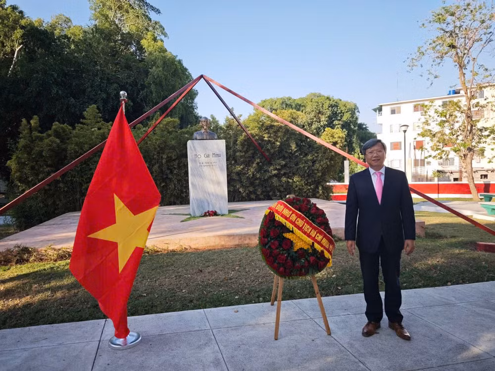 Đại sứ Lê Quang Long chủ trì lễ dâng hoa tưởng nhớ Chủ tịch Hồ Chí Minh nhân kỷ niệm 135 năm Ngày sinh của Người (Ảnh: Đại sứ quán Việt Nam tại Cuba) Đại sứ Lê Quang Long chủ trì lễ dâng hoa tưởng nhớ Chủ tịch Hồ Chí Minh nhân kỷ niệm 135 năm Ngày sinh của Người (Ảnh: Đại sứ quán Việt Nam tại Cuba)
