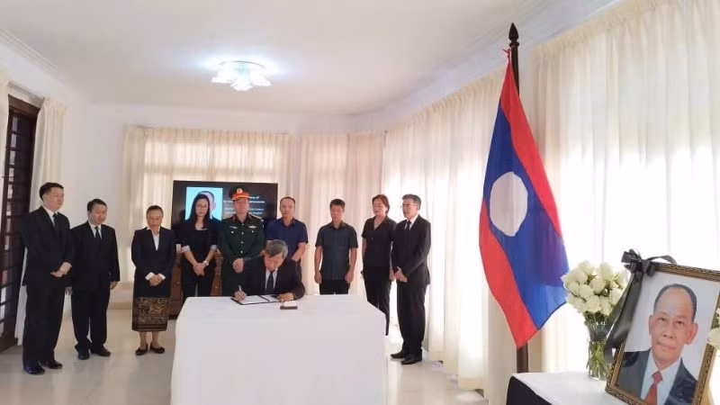 Đại sứ Việt Nam tại Cuba Lê Quang Long ghi sổ tang, tưởng nhớ đồng chí Khamtay Siphandone (Nguồn: Đại sứ quán Việt Nam tại Cuba)