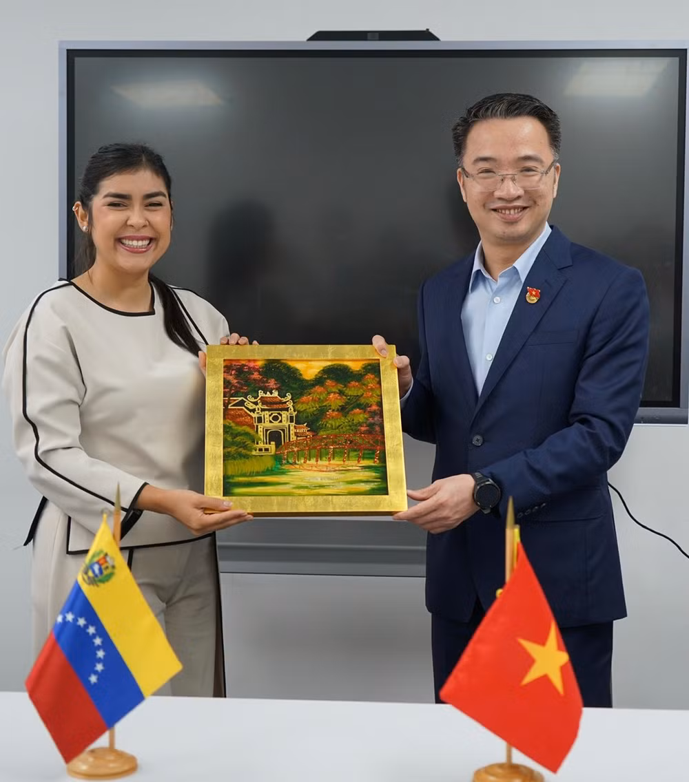 Bí thư Trung ương Đoàn Thanh niên Cộng sản Hồ Chí Minh Nguyễn Tường Lâm trao quà kỷ niệm tặng Bí thư thứ nhất Đoàn Thanh niên Xã hội chủ nghĩa Thống nhất (JPSUV). (Ảnh: Đại sứ quán Việt Nam tại Venezuela)