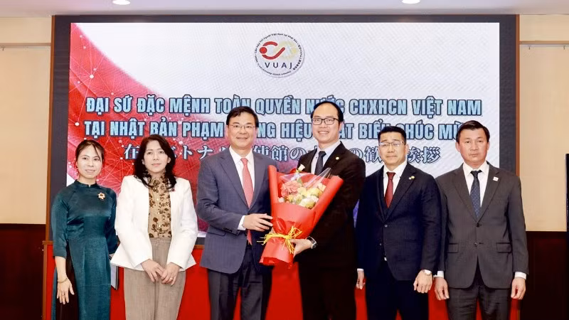 Đại sứ Phạm Quang Hiệu (thứ 3 từ trái sang) tặng hoa chúc mừng Tiến sĩ Nguyễn Hồng Sơn tái đắc cử Chủ tịch Liên hiệp hội nhiệm kỳ 2025-2028. (Nguồn: Liên hiệp Hội người Việt Nam tại Nhật Bản)