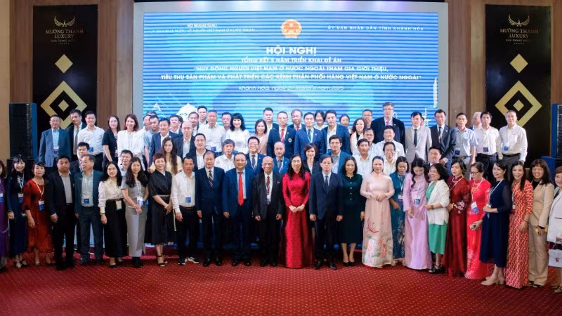 Các đại biểu tham dự Hội nghị chụp ảnh kỷ niệm. (Ảnh: Ủy ban người Việt Nam tại nước ngoài) Các đại biểu tham dự Hội nghị chụp ảnh kỷ niệm. (Ảnh: Ủy ban người Việt Nam tại nước ngoài)