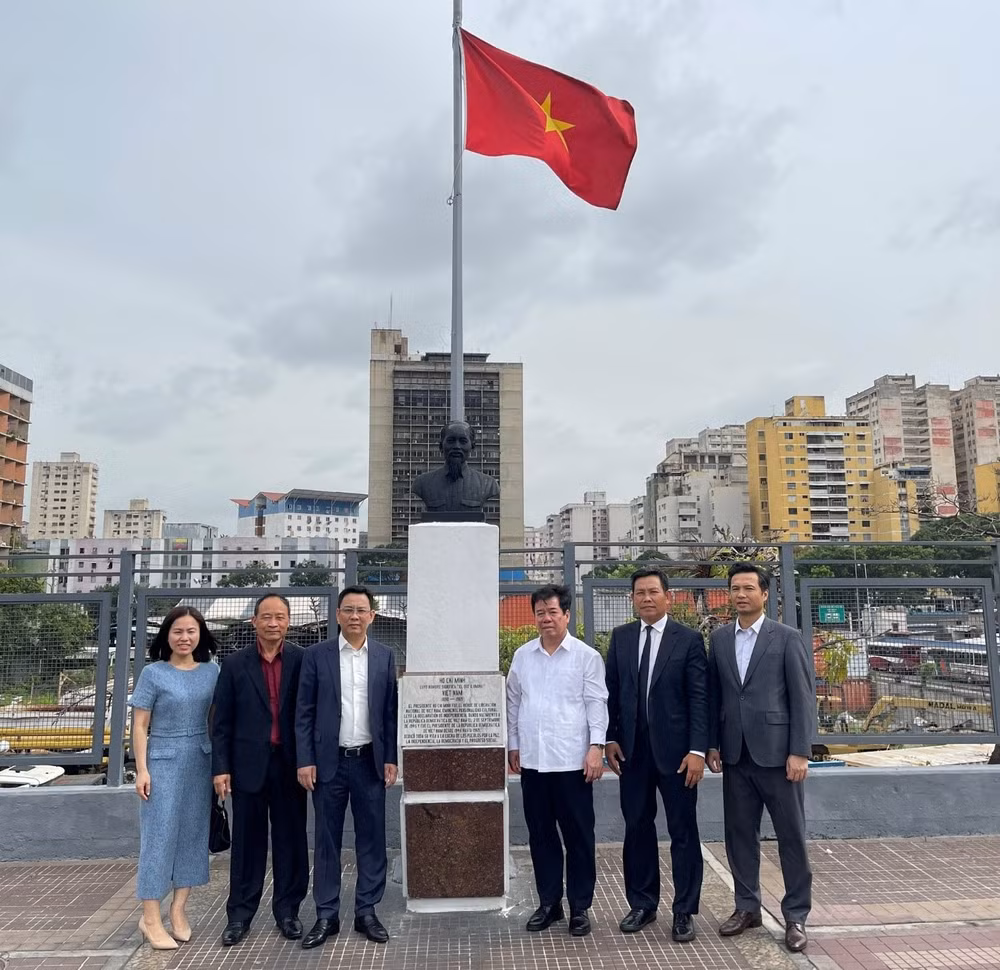 Đoàn thăm tượng đài Chủ tịch Hồ Chí Minh tại thủ đô Caracas. (Ảnh: Đại sứ quán Việt Nam tại Venezuela)
