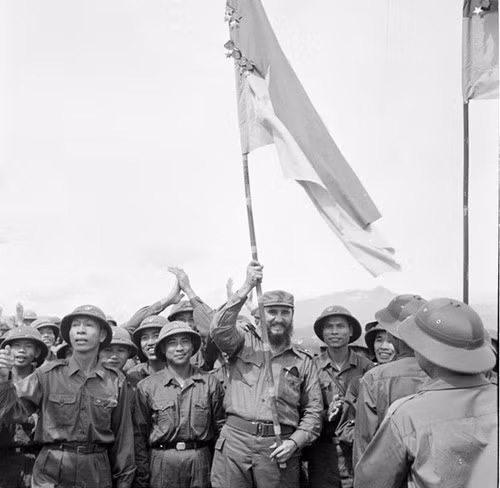 Chủ tịch Fidel Castro phất cao lá cờ bách chiến - bách thắng của Đoàn Khe Sanh, Quân giải phóng Trị Thiên-Huế năm 1973. (Ảnh tư liệu: TTXVN)
