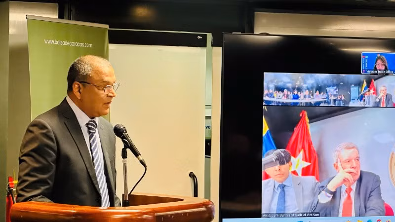 Chủ tịch Sàn chứng khoán Quốc gia Venezuela Carlos Enrique Herrera phát biểu tại Diễn đàn. (Ảnh: Đại sứ quán Việt Nam tại Venezuela)