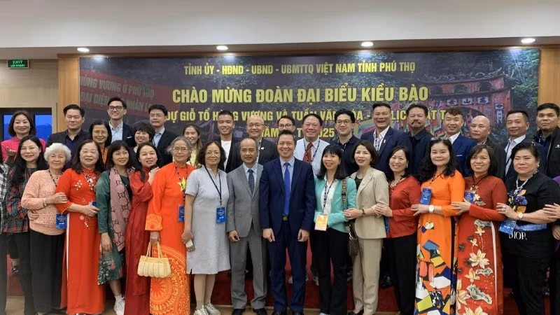 Đoàn kiều bào chụp ảnh lưu niệm với lãnh đạo Ủy ban nhân dân tỉnh Phú Thọ (Nguồn: Ủy ban người Việt Nam ở nước ngoài).