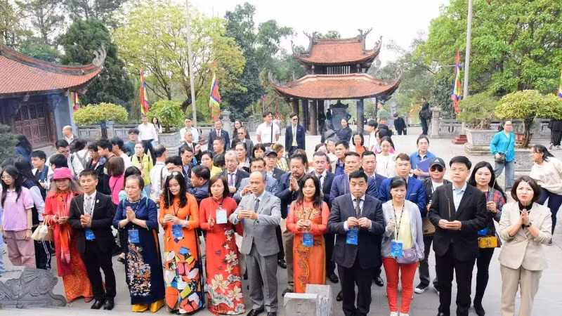 Đoàn kiều bào dâng hương tại Khu Di tích lịch sử Đền Hùng, tỉnh Phú Thọ (Nguồn: Ủy ban người Việt Nam tại nước ngoài).