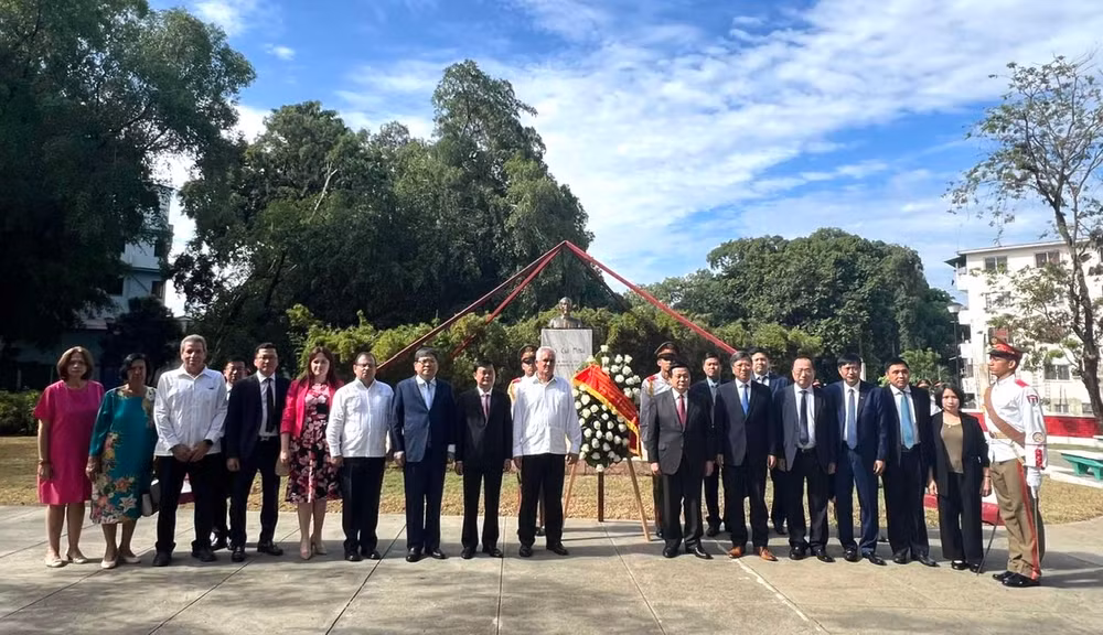 Đoàn đã tới dâng hoa tại Công viên Hồ Chí Minh tại thủ đô La Habana. (Ảnh: Đại sứ quán Việt Nam tại Cuba)