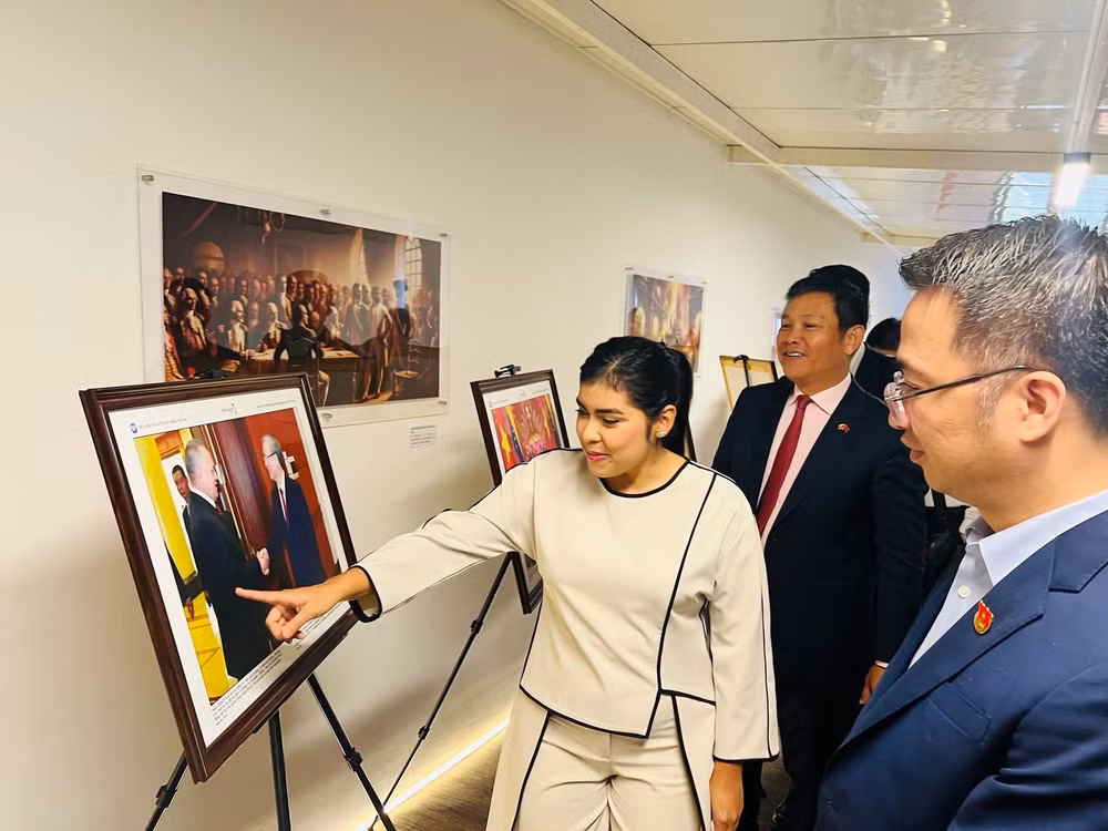 Thăm triển lãm trưng bày ảnh tư liệu giới thiệu về quan hệ Việt Nam-Venezuela. (Ảnh: Đại sứ quán Việt Nam tại Venezuela)