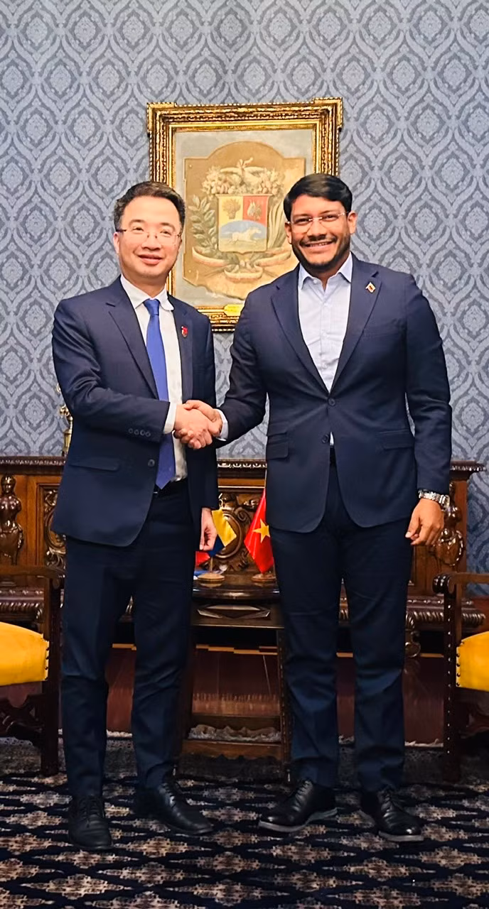 Bí thư Trung ương Đoàn Thanh niên Cộng sản Hồ Chí Minh Nguyễn Tường Lâm hội kiến Phó Chủ tịch phụ trách đối ngoại Đảng Xã hội chủ nghĩa Thống nhất Venezuela (PSUV) Rander Pena. (Ảnh: Đại sứ quán Việt Nam tại Venezuela)