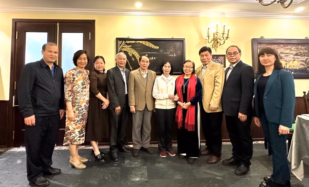 Đoàn đại biểu nhân sĩ Trung Quốc gặp gỡ các cựu học sinh đã từng theo học tại các trường Việt Nam tại Quế Lâm, Quảng Tây, Trung Quốc