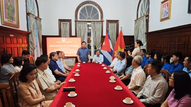 Đồng chí Nguyễn Xuân Thắng và Đoàn công tác đến thăm, gặp mặt cán bộ Đại sứ quán và cộng đồng người Việt Nam tại Cuba (Ảnh: Đại sứ quán Việt Nam tại Cuba)