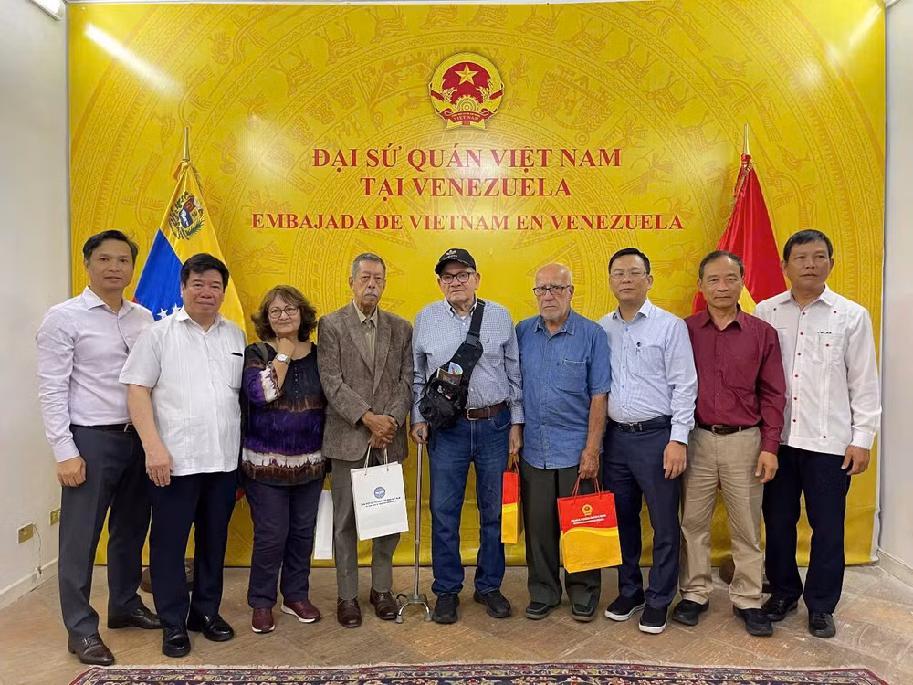 Đoàn chụp ảnh kỷ niệm với các cựu du kích quân Caracas và nhân sĩ yêu mến Việt Nam. (Ảnh: Đại sứ quán Việt Nam tại Venezuela)