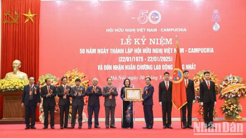 Thay mặt lãnh đạo Đảng, Nhà nước, Phó Thủ tướng Bùi Thanh Sơn trao tặng Hội Hữu nghị Việt Nam-Campuchia Huân chương Lao động hạng Nhất.