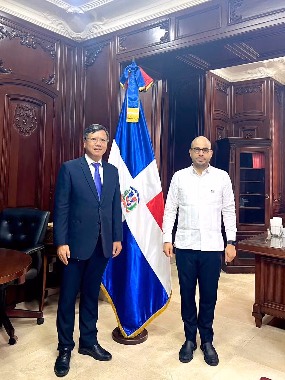 Đại sứ Lê Quang Long đã có các cuộc gặp làm việc ông Francisco Caraballo,Thứ trưởng phụ trách Chính sách đối ngoại song phương của Bộ Ngoại giao Dominica. (Ảnh: Đại sứ quán Việt Nam tại Cuba)