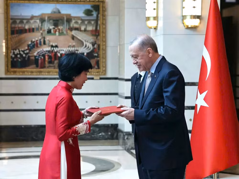 Đại sứ Đặng Thị Thu Hà trình Thư ủy nhiệm lên Tổng thống Thổ Nhĩ Kỳ Recep Tayyip Erdogan. (Ảnh: Đại sứ quán Việt Nam tại Thổ Nhĩ Kỳ) Đại sứ Đặng Thị Thu Hà trình Thư ủy nhiệm lên Tổng thống Thổ Nhĩ Kỳ Recep Tayyip Erdogan. (Ảnh: Đại sứ quán Việt Nam tại Thổ Nhĩ Kỳ)