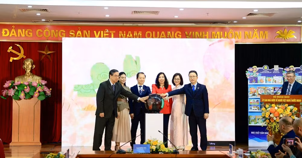 Các đại biểu cùng ấn nút khai trương Chương trình “Tiếng Việt diệu kỳ” do VTV4 và Nhà Xuất bản Giáo dục Việt Nam phối hợp sản xuất.