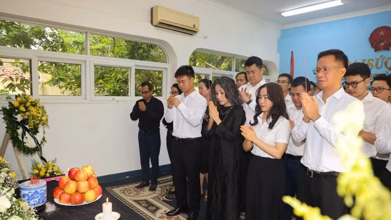 Đại sứ Vũ Thanh Huyền (áo dài đen) và cán bộ nhân viên Đại sứ quán, tập thể nhân viên Công ty Viettel Tanzania (Halotel), Công ty Viettel Burundi (Lumitel) thắp hương tưởng nhớ nguyên Chủ tịch nước Trần Đức Lương. (Ảnh: Đại sứ quán Việt Nam tại Tanzania)