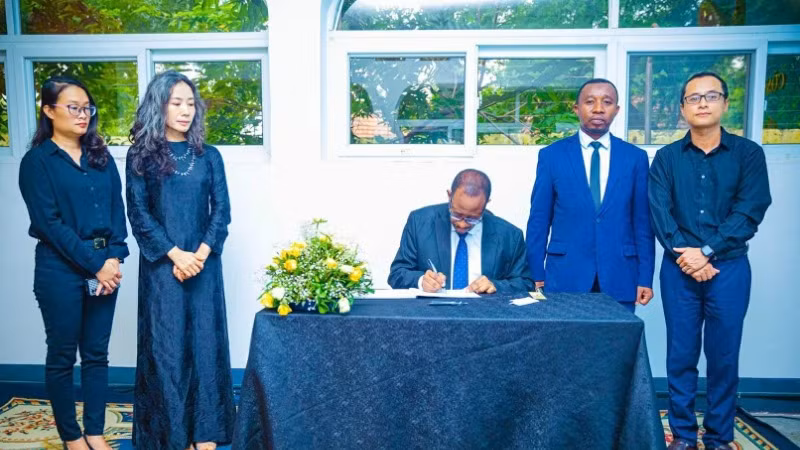 Phó Thư ký thường trực Bộ Ngoại giao và Hợp tác Đông Phi Tanzania Said Mussa ghi sổ tang. (Ảnh: Đại sứ quán Việt Nam tại Tanzania)