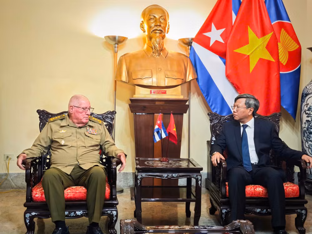 Đại sứ Lê Quang Long tiếp đồng chí Álvaro López Miera, Bộ trưởng Các lực lượng vũ trang Cuba đến viếng nguyên Chủ tịch nước Trần Đức Lương. (Ảnh: Đại sứ quán Việt Nam tại Cuba)