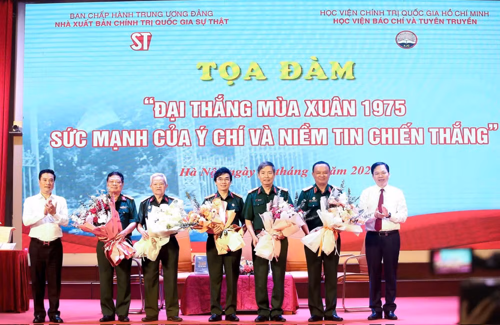 Lãnh đạo Nhà xuất bản Chính trị quốc gia Sự thật và lãnh đạo Học viện Báo chí và Tuyên truyền tặng hoa các đại biểu, nhân chứng lịch sử tham dự buổi tọa đàm.