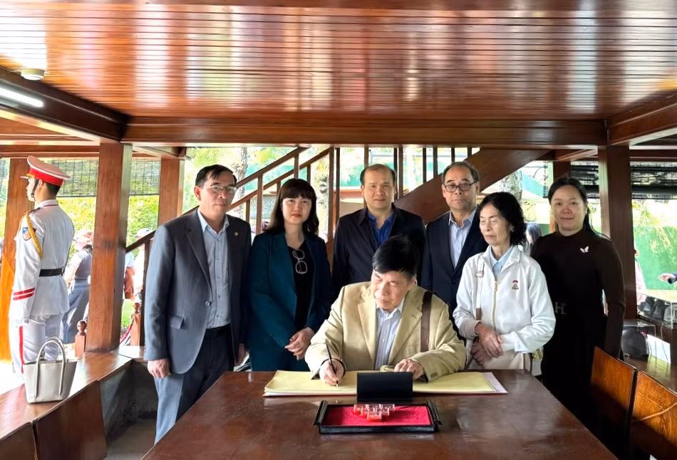 Ông Nguyễn Trung Nguyên, Giám đốc đầu tiên của Nhà Kỷ niệm các trường học Việt Nam ở Quế Lâm ghi cảm tưởng tại di tích Nhà sàn Bác Hồ