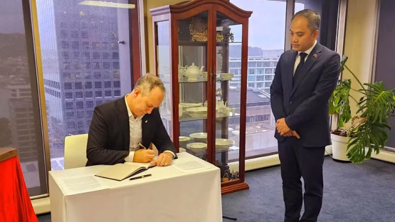 Đại diện Bộ Ngoại giao và Thương mại New Zealand đến viếng và ghi sổ tang tưởng niệm nguyên Chủ tịch nước Trần Đức Lương. (Ảnh: Đại sứ quán Việt Nam tại New Zealand) Đại diện Bộ Ngoại giao và Thương mại New Zealand đến viếng và ghi sổ tang tưởng niệm nguyên Chủ tịch nước Trần Đức Lương. (Ảnh: Đại sứ quán Việt Nam tại New Zealand)