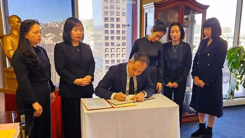 Đại sứ Phan Minh Giang ghi sổ tang tưởng niệm nguyên Chủ tịch nước Trần Đức Lương (Ảnh: Đại sứ quán Việt Nam tại New Zealand)