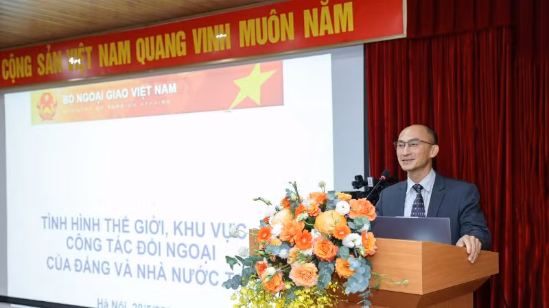 Báo cáo viên của Bộ Ngoại giao trình bày tham luận tại Hội nghị (Ảnh: KHÁNH LAN)