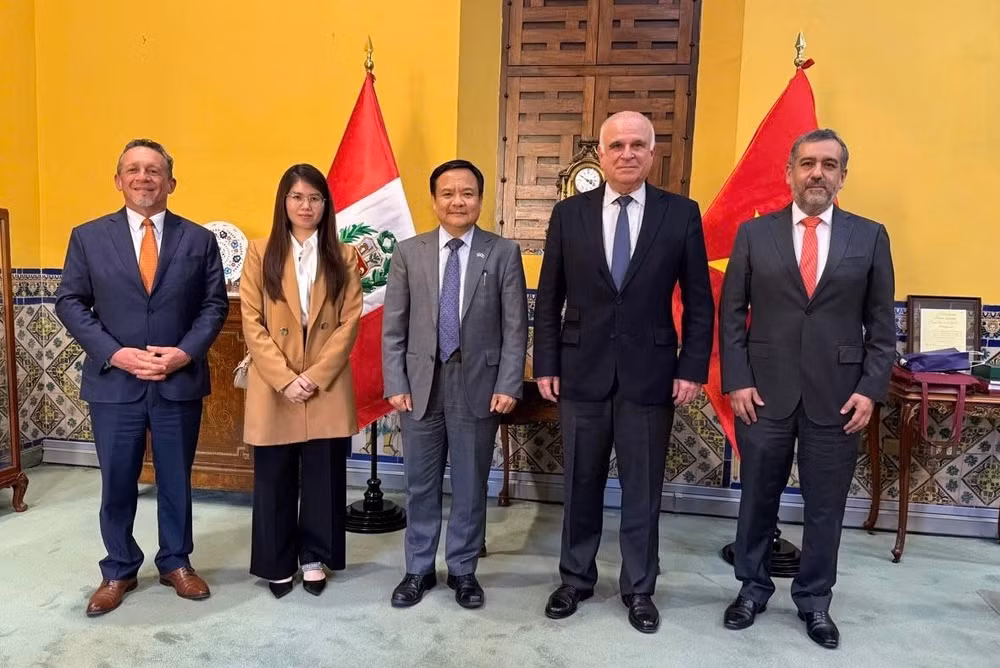 Đại sứ Bùi Văn Nghị làm việc chào xã giao Thứ trưởng Ngoại giao Peru Felix Denegri Boza (Ảnh: Đại sứ Việt Nam tại Brazil) Đại sứ Bùi Văn Nghị làm việc chào xã giao Thứ trưởng Ngoại giao Peru Felix Denegri Boza (Ảnh: Đại sứ Việt Nam tại Brazil)