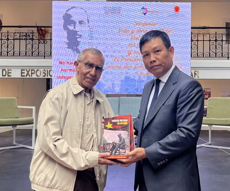 Đại sứ Vũ Trung Mỹ trao tặng Chủ tịch Trung tâm nghiên cứu lịch sử quốc gia bộ sách về Chủ tịch Hồ Chí Minh. (Ảnh: Đại sứ quán Việt Nam tại Venezuela)