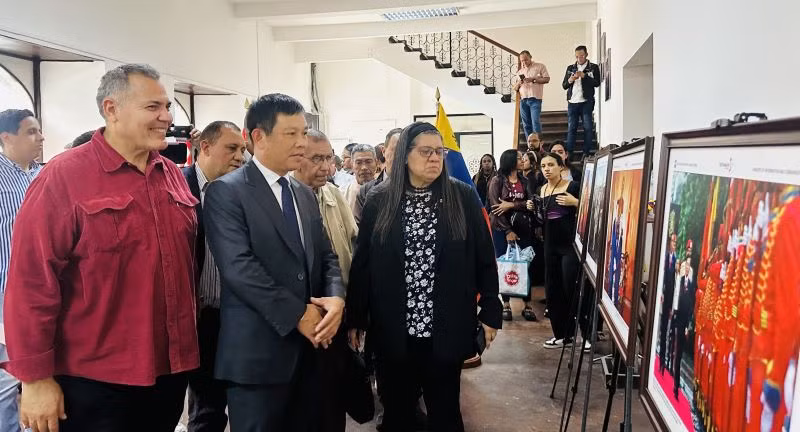 Đại sứ Vũ Trung Mỹ và các đại biểu tham quan triển lãm ảnh Việt Nam-Hồ Chí Minh. (Ảnh: Đại sứ quán Việt Nam tại Venezuela)