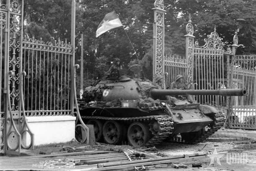 Bức ảnh "Xe tăng tiến vào Dinh Độc Lập trưa ngày 30/4/1975" (Ảnh: Trần Mai Hưởng)